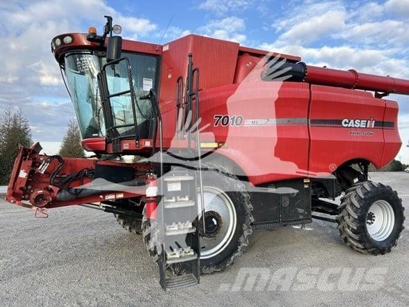 Case IH 7010 Ražas novākšanas kombaini