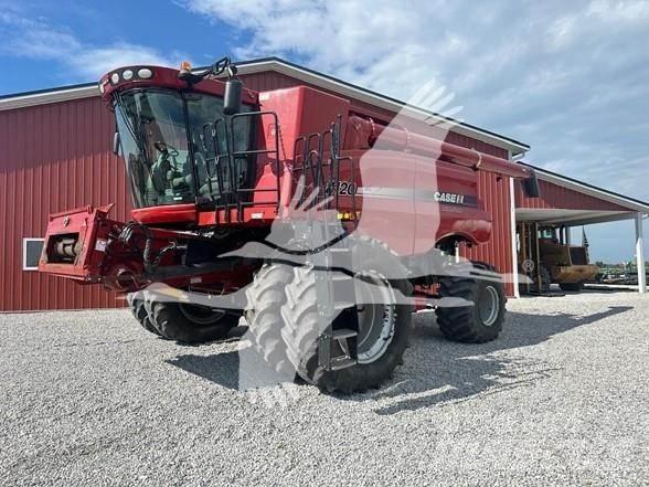 Case IH 8120 Ražas novākšanas kombaini
