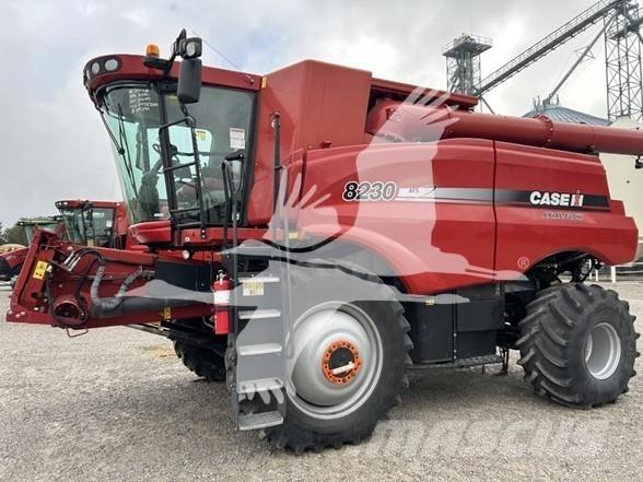 Case IH 8230 Ražas novākšanas kombaini