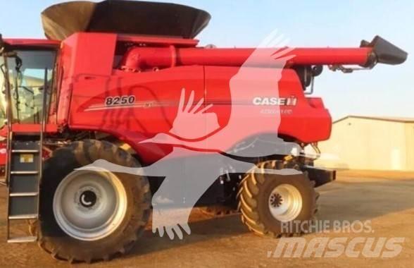 Case IH 8250 Ražas novākšanas kombaini