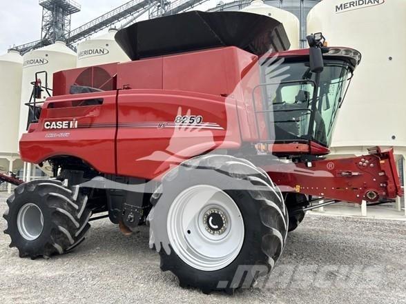 Case IH 8250 Ražas novākšanas kombaini