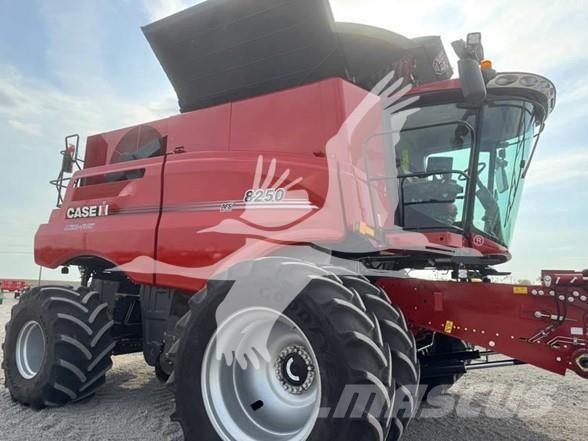 Case IH 8250 Ražas novākšanas kombaini