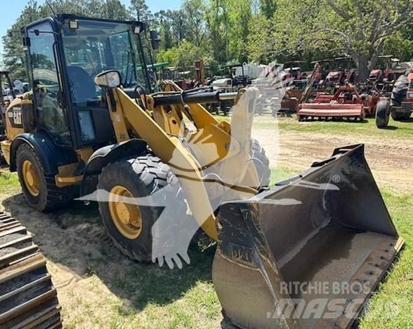 CAT 906M Iekrāvēji uz riteņiem