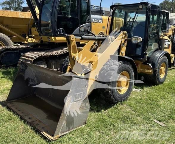 CAT 906M Iekrāvēji uz riteņiem