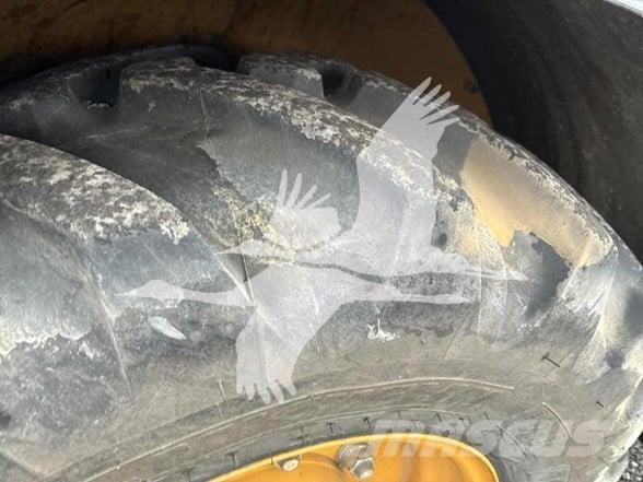 CAT 906M Iekrāvēji uz riteņiem