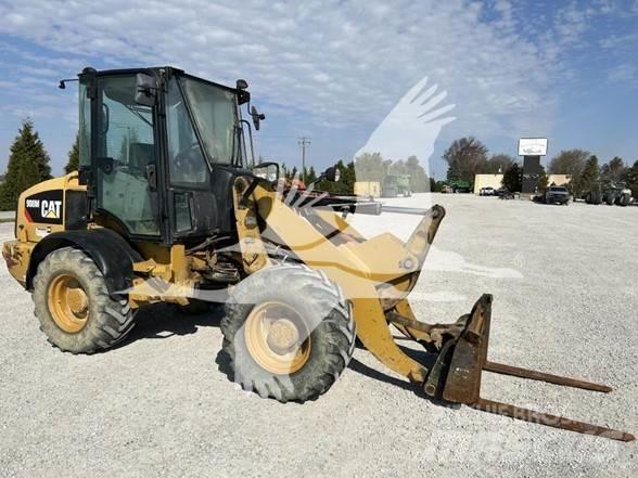 CAT 908M Iekrāvēji uz riteņiem