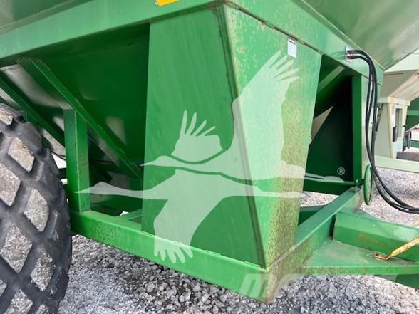 E-Z Trail 710 Graudu pārkraušanas piekabes