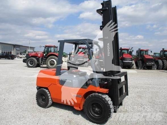 Toyota 7FDU45 Tehnika ar dīzeļa dzinēju