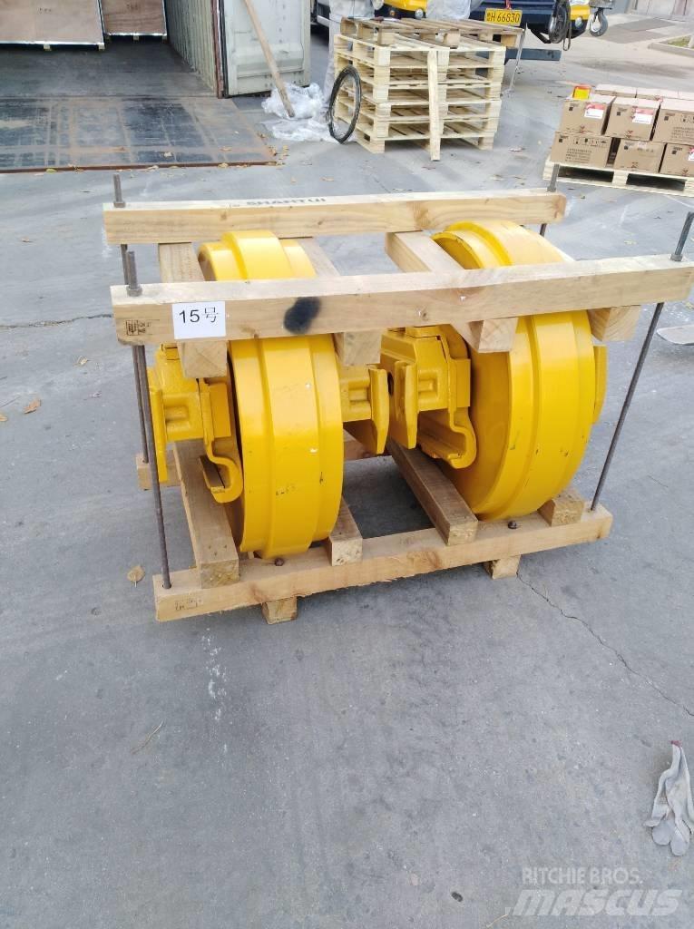 Komatsu D85E-18 Sliedes, ķēdes un šasija
