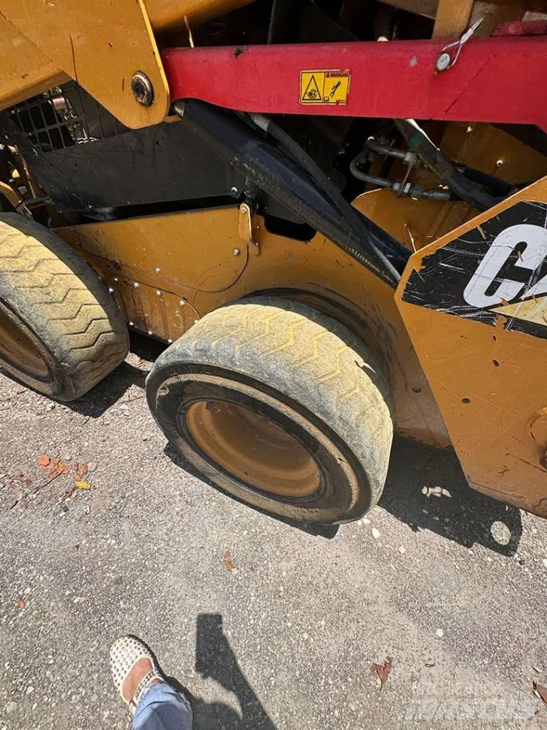 CAT 242 D Lietoti riteņu kompaktiekrāvēji