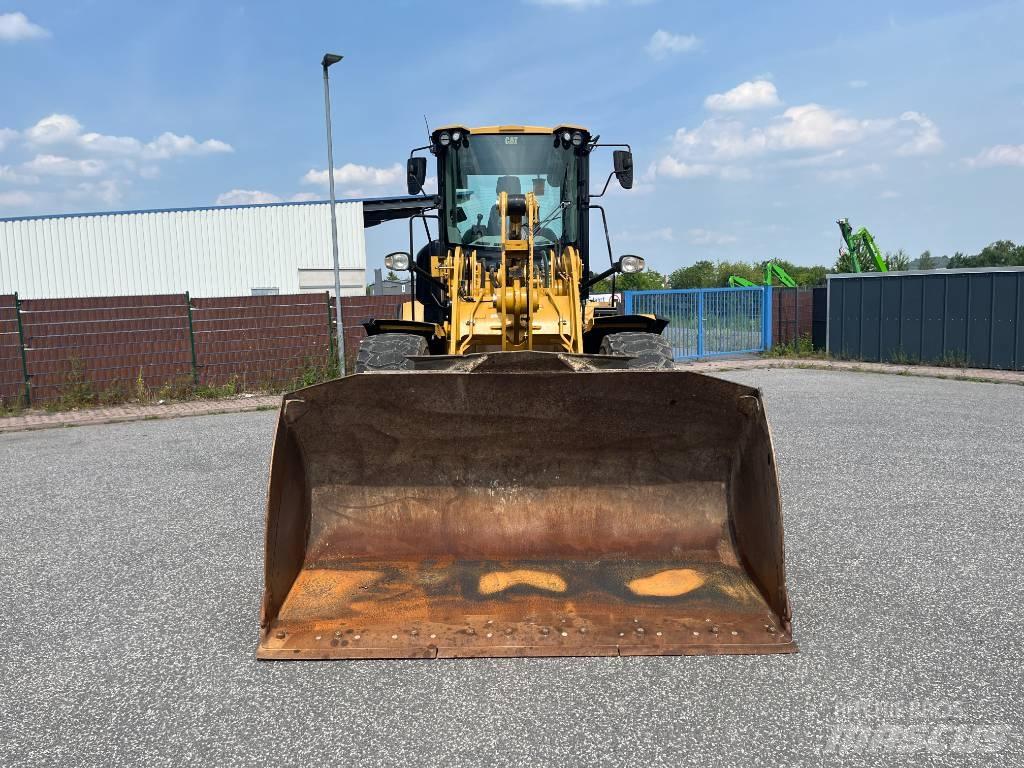 CAT 930M Iekrāvēji uz riteņiem