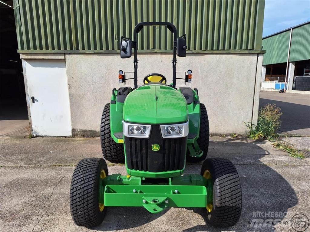 John Deere 4052M Kompaktie traktori