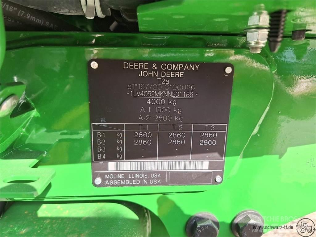 John Deere 4052M Kompaktie traktori