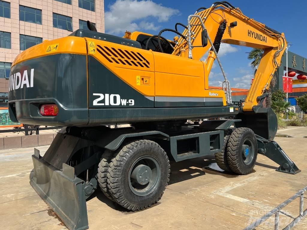 Hyundai R210W Ekskavatori uz riteņiem