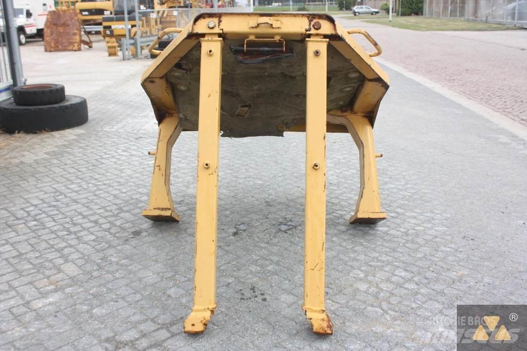 CAT D8N O-rops cab Kabīnes un interjers