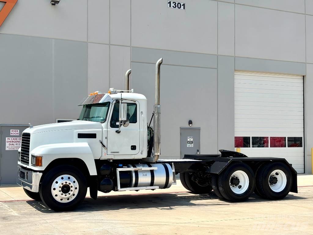 Mack Pinnacle 64T Vilcēji