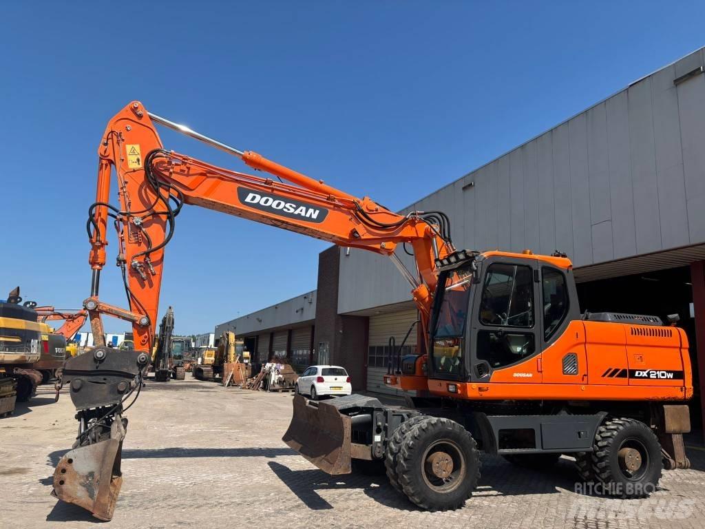 Doosan DX 210 W Ekskavatori uz riteņiem