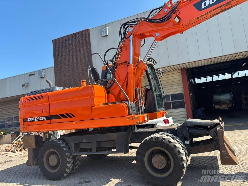 Doosan DX 210 W Ekskavatori uz riteņiem