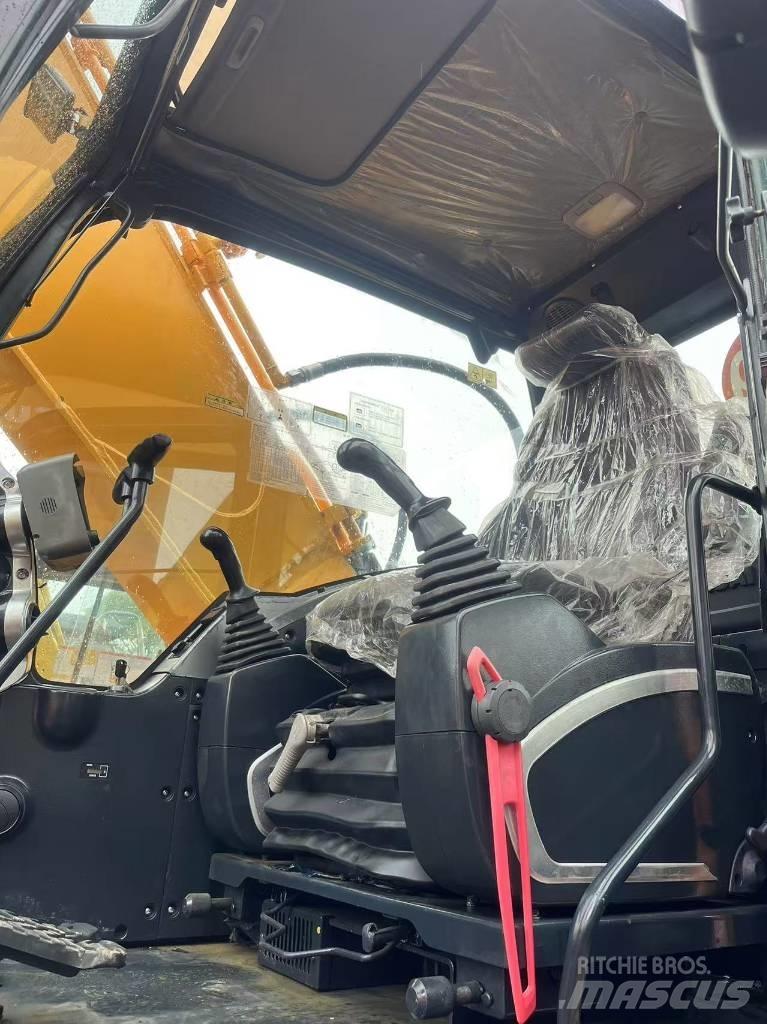 Hyundai R220LC-9S Ekskavatori uz riteņiem