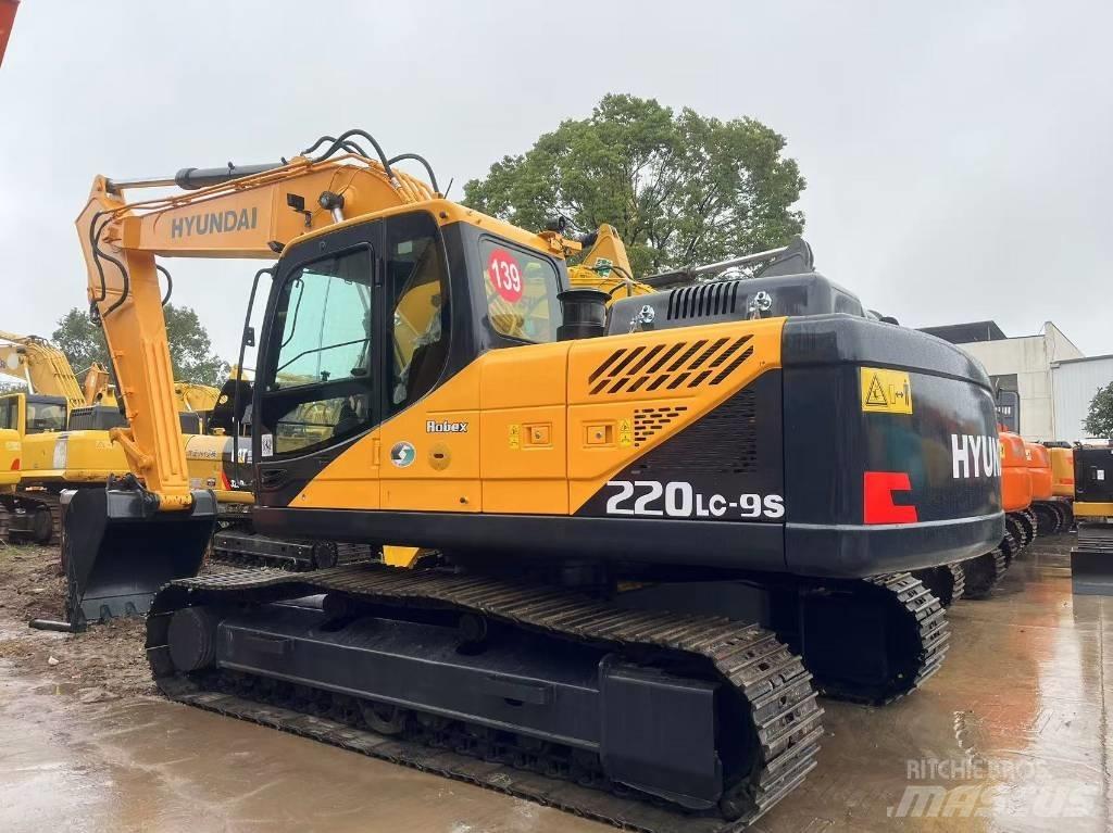 Hyundai R220LC-9S Ekskavatori uz riteņiem