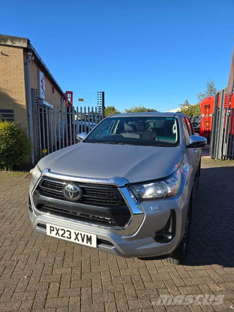 Toyota Hilux Vieglais kravas automobilis/izkraušana no sāniem
