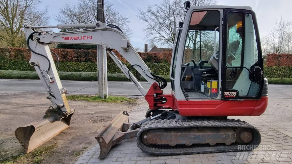 Takeuchi TB 235 Kāpurķēžu ekskavatori