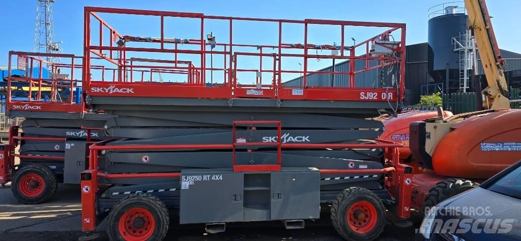 SkyJack SJ 9250 RT Šķerveida pacēlāji