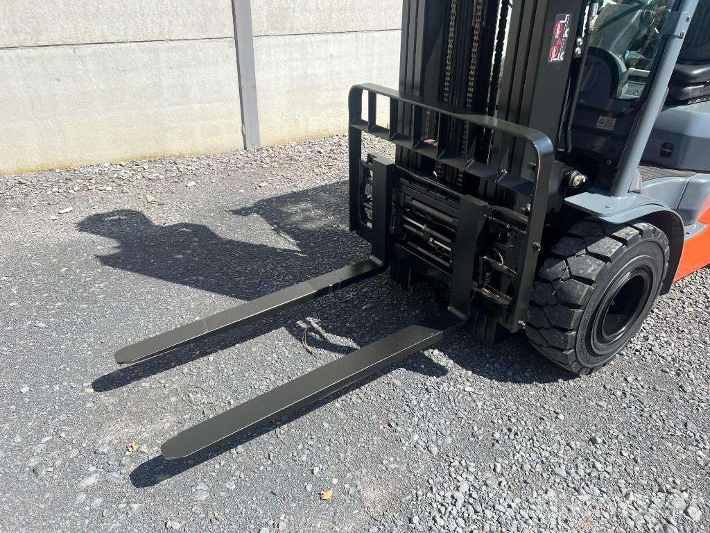 Toyota 02-8 FDF 25 Tehnika ar dīzeļa dzinēju