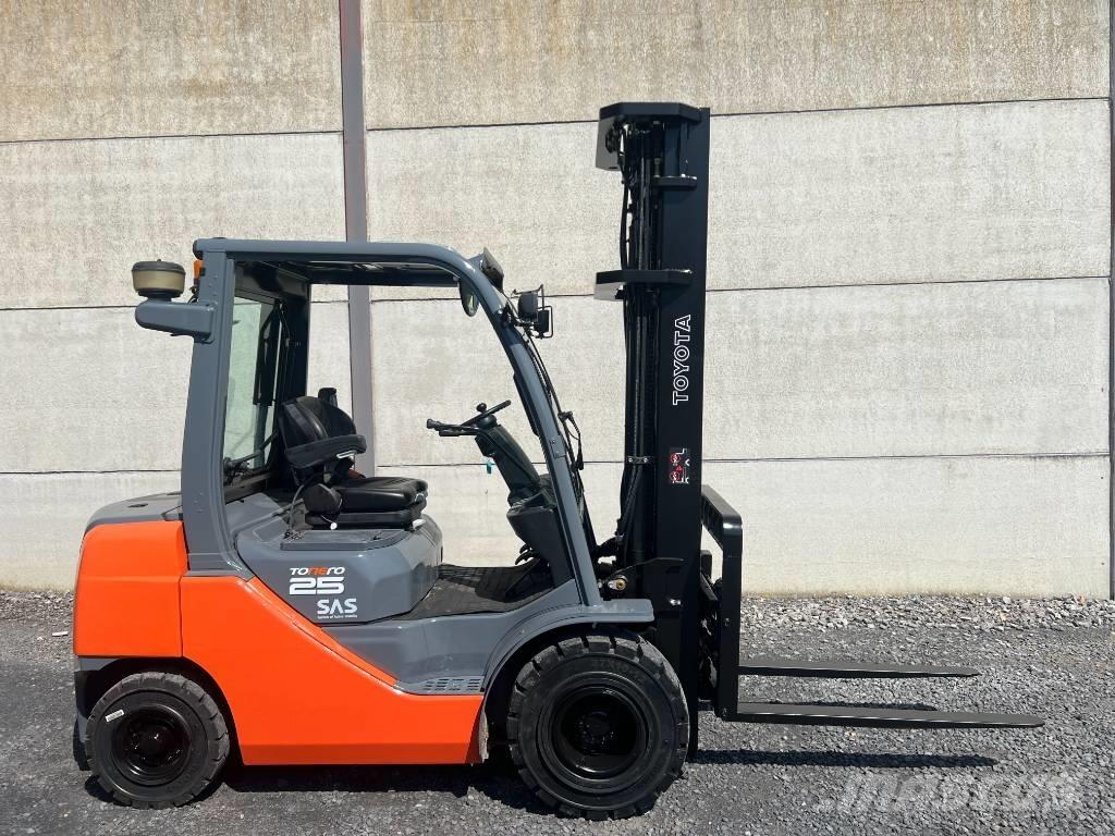 Toyota 02-8 FDF 25 Tehnika ar dīzeļa dzinēju