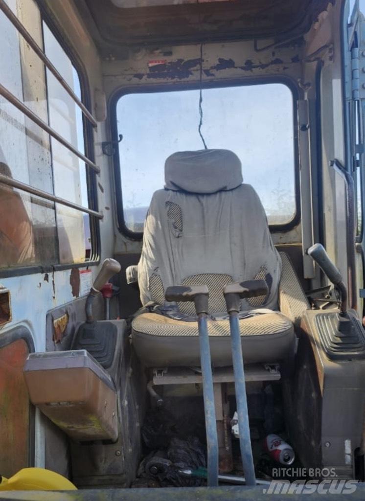 Hitachi EX 200 LC Kāpurķēžu ekskavatori