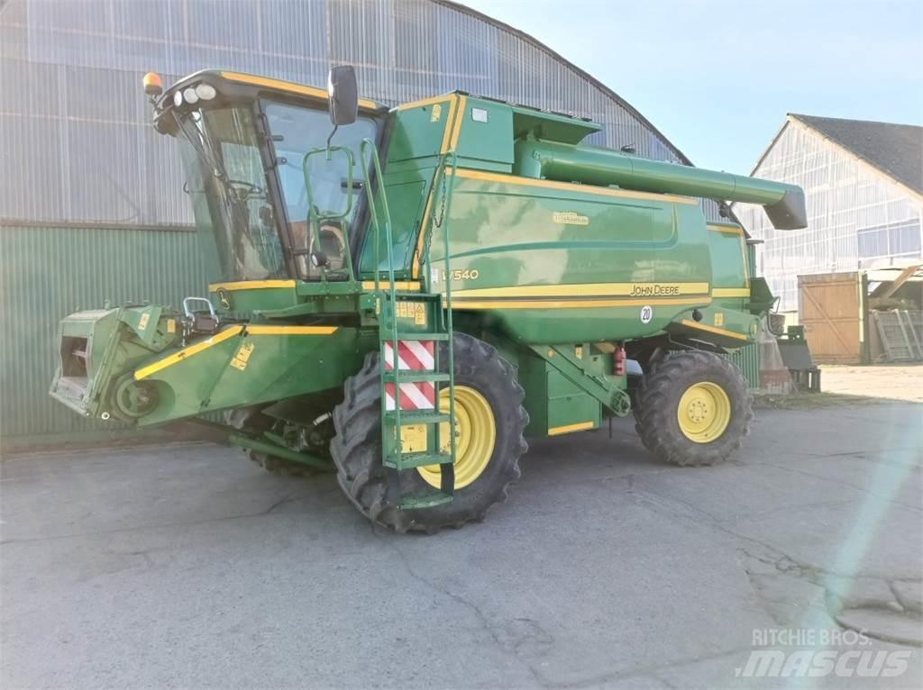 John Deere W540 Ražas novākšanas kombaini
