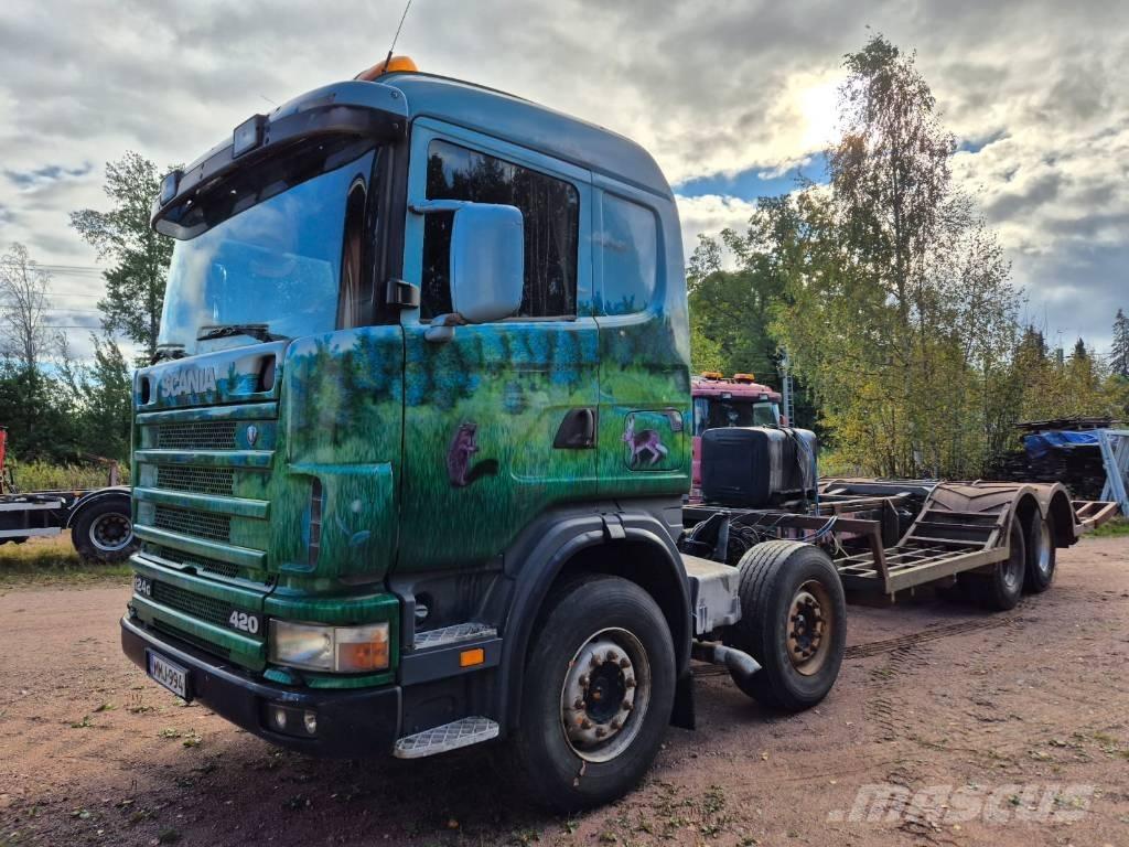 Scania R 124 Treileri meža tehnikas transportēšanai