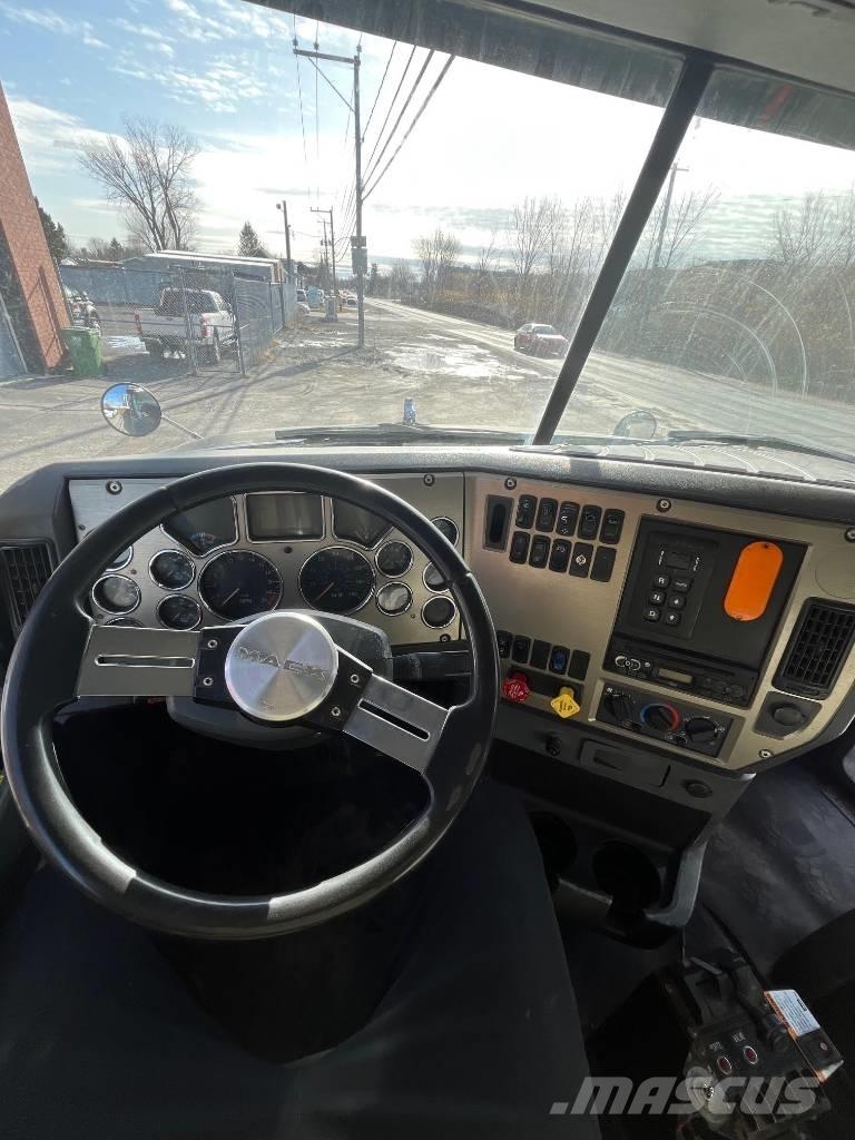 Mack GU813 Pašizgāzējs