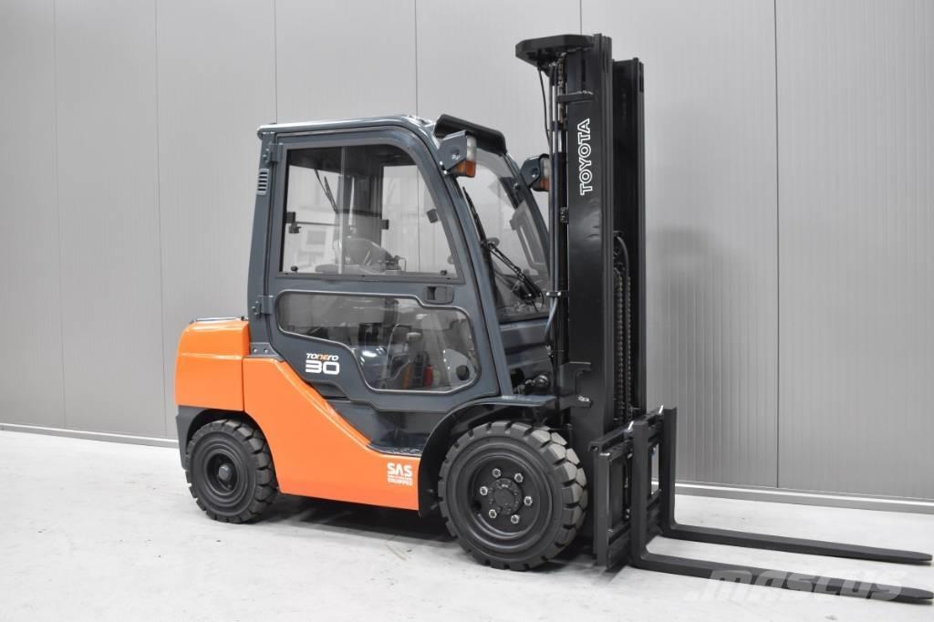 Toyota 06-8FD30F Tehnika ar dīzeļa dzinēju