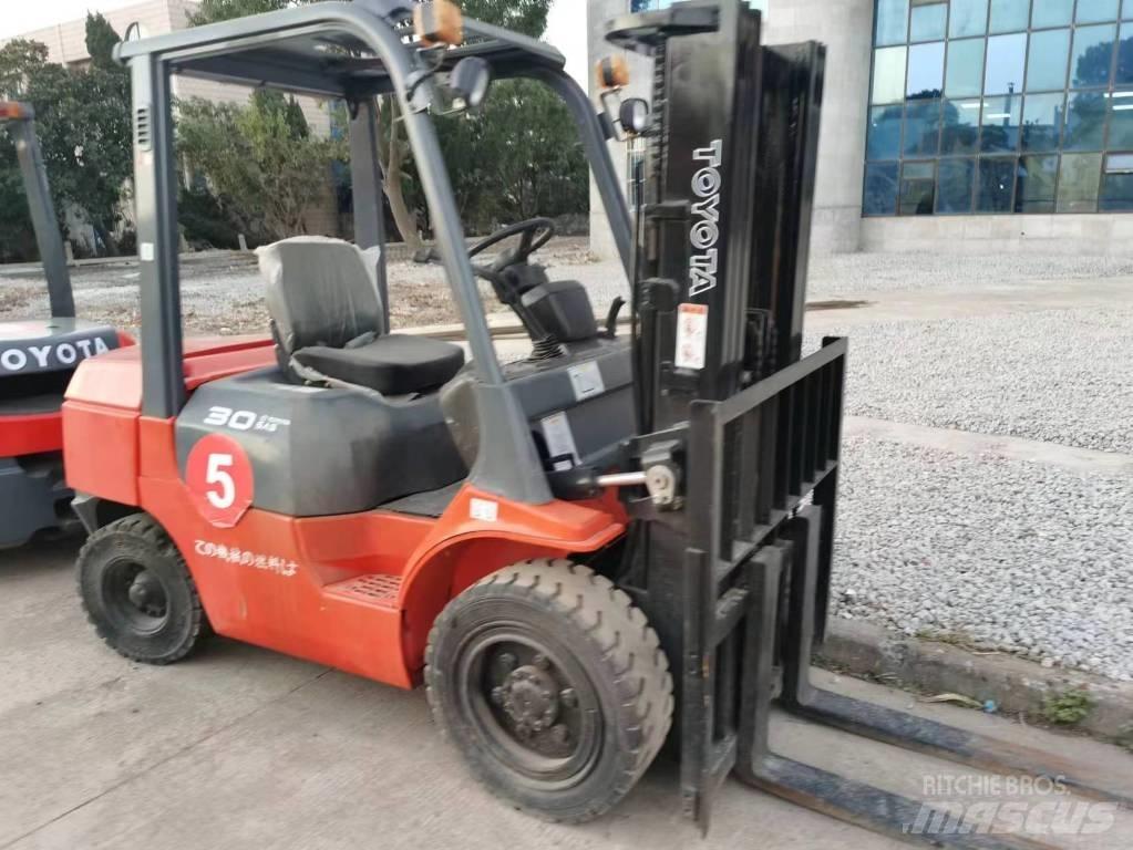 Toyota 7FD 30 Tehnika ar dīzeļa dzinēju