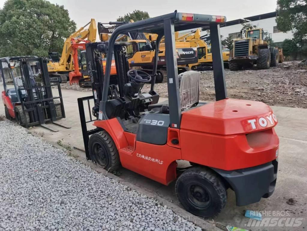 Toyota 7FD 30 Tehnika ar dīzeļa dzinēju