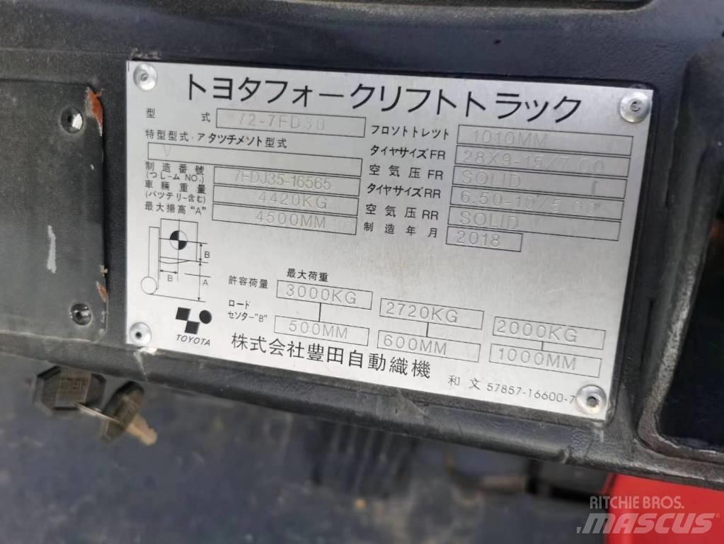 Toyota 7FD 30 Tehnika ar dīzeļa dzinēju