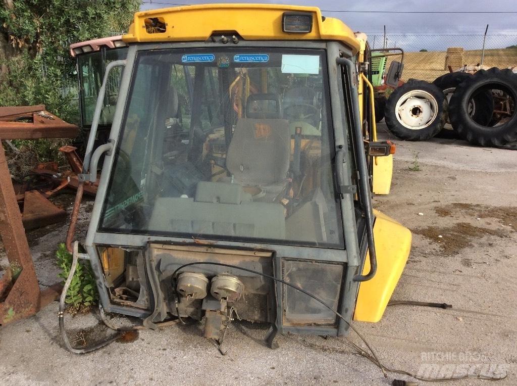 Komatsu WB 97 R Kabīnes un interjers