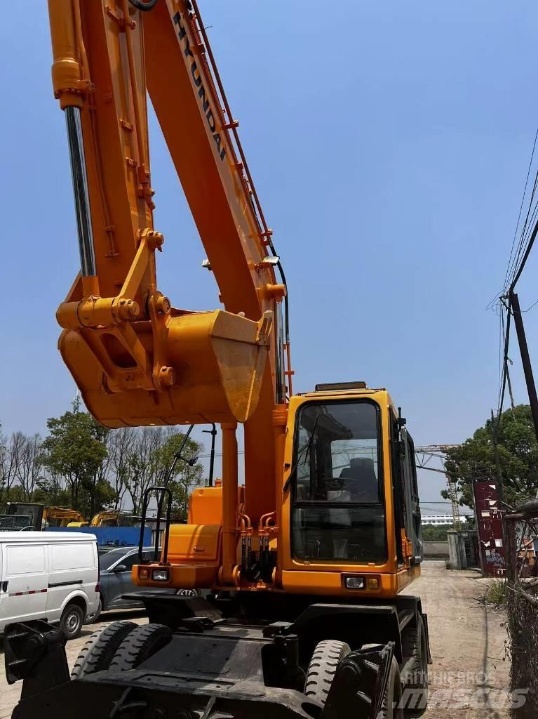 Hyundai R210W-7 Ekskavatori uz riteņiem