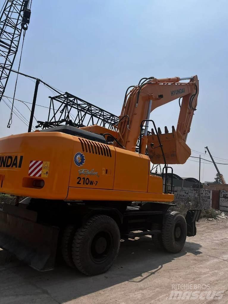 Hyundai R210W-7 Ekskavatori uz riteņiem