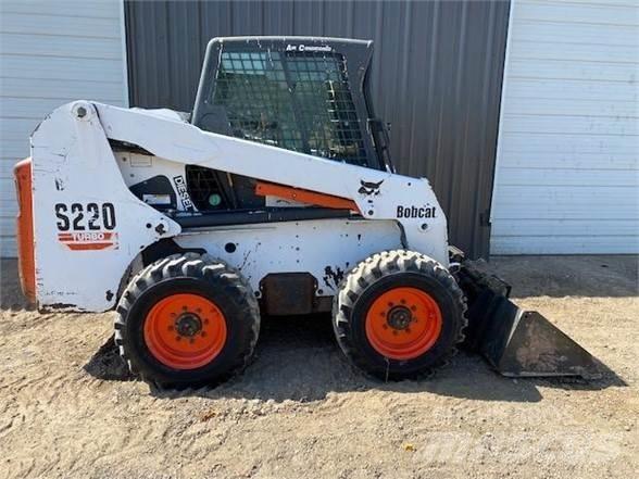 Bobcat S220 Lietoti riteņu kompaktiekrāvēji