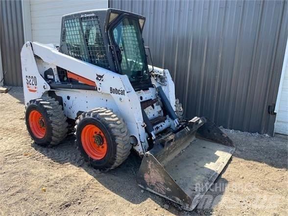 Bobcat S220 Lietoti riteņu kompaktiekrāvēji