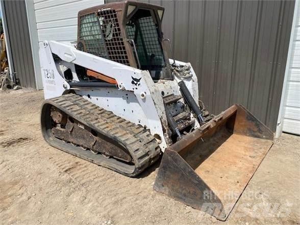 Bobcat T250 Lietoti riteņu kompaktiekrāvēji