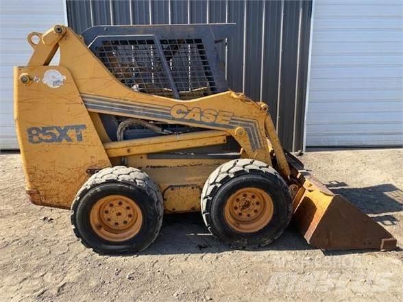 CASE 85XT Lietoti riteņu kompaktiekrāvēji