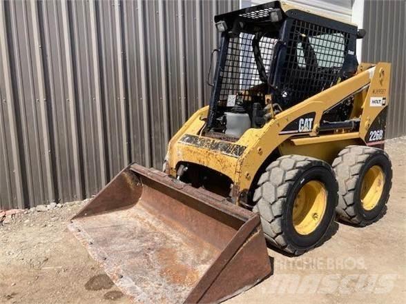 CAT 226B Lietoti riteņu kompaktiekrāvēji
