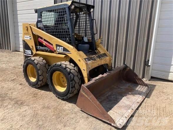 CAT 226B Lietoti riteņu kompaktiekrāvēji