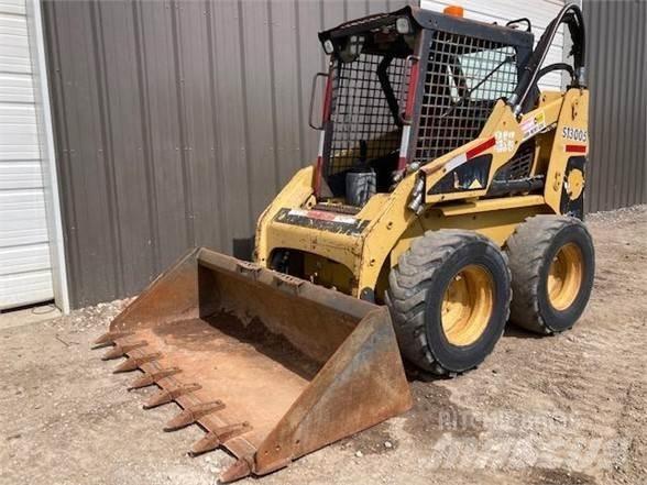 CAT 228 Lietoti riteņu kompaktiekrāvēji