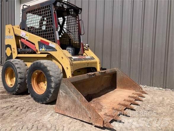 CAT 228 Lietoti riteņu kompaktiekrāvēji