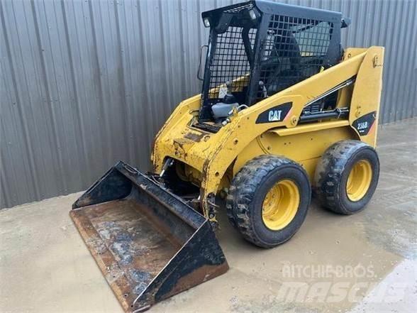 CAT 236B2 Lietoti riteņu kompaktiekrāvēji