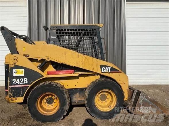 CAT 242B Lietoti riteņu kompaktiekrāvēji